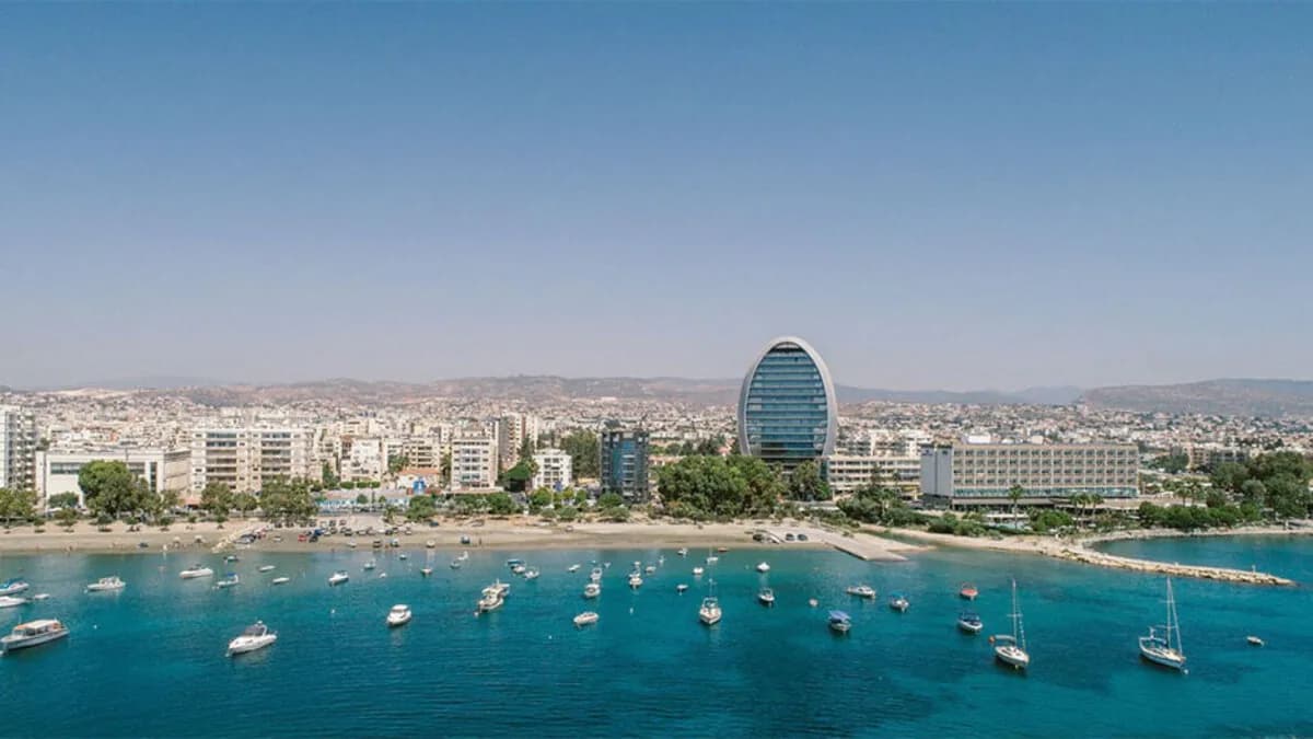The Oval ofis binası, Limasol, Kıbrıs — dış görünüş